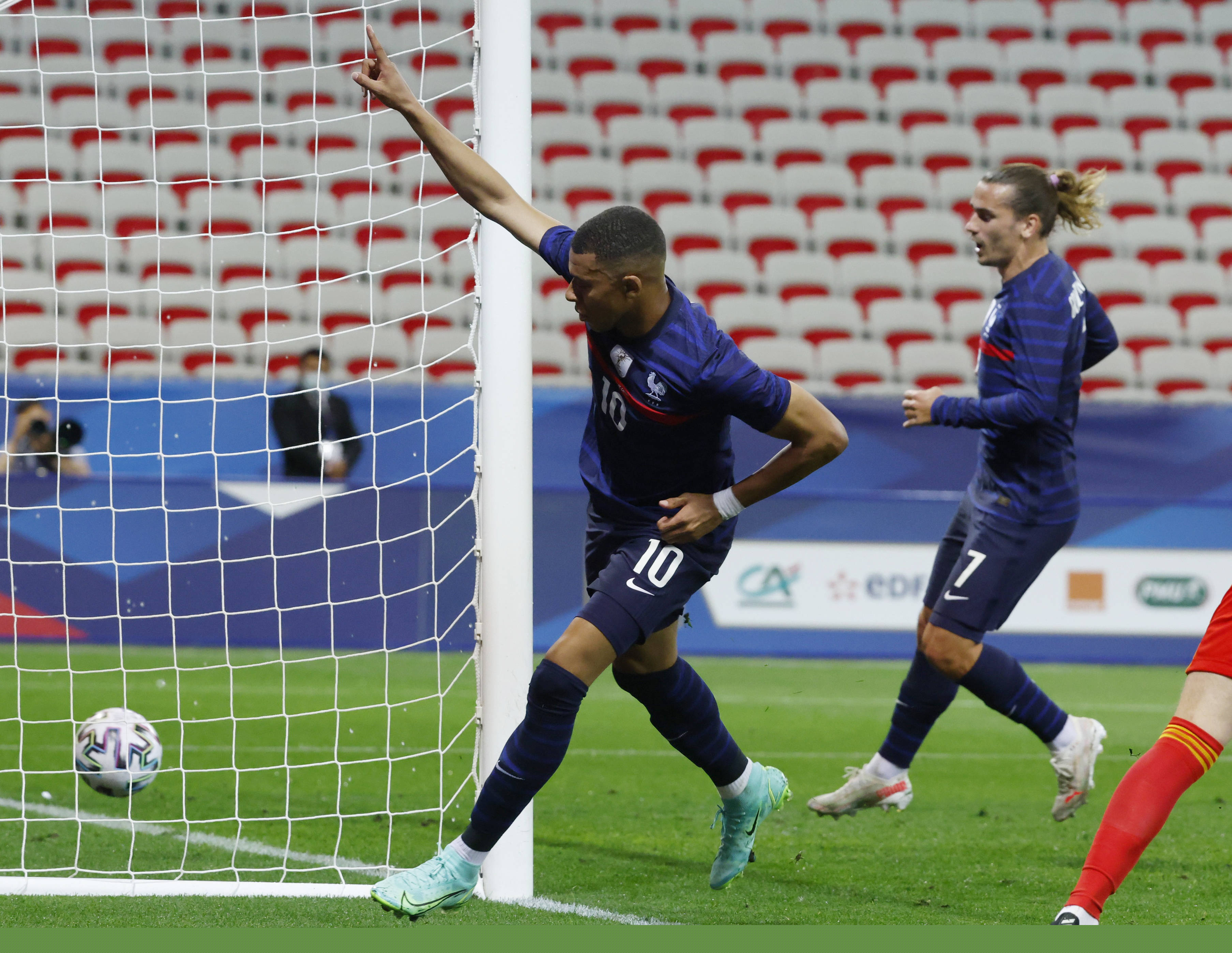 阴霾里杀回 阴霾里杀回